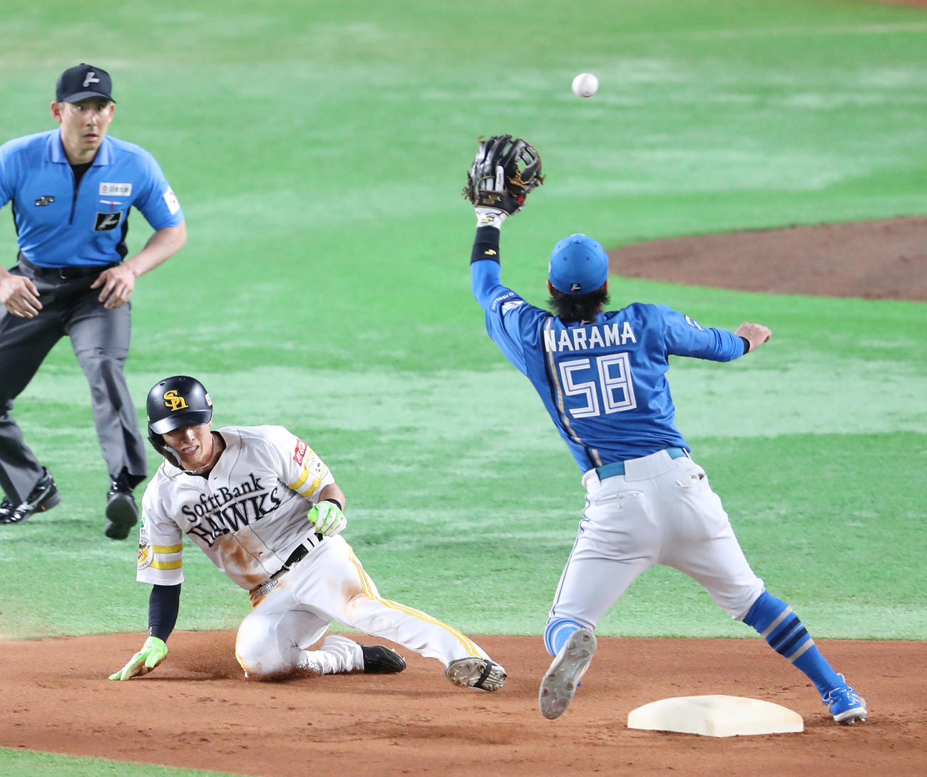 ソフトバンク対日本ハム　1回裏ソフトバンク無死一塁、周東は打者・野村のときに二盗成功（撮影・梅根麻紀）