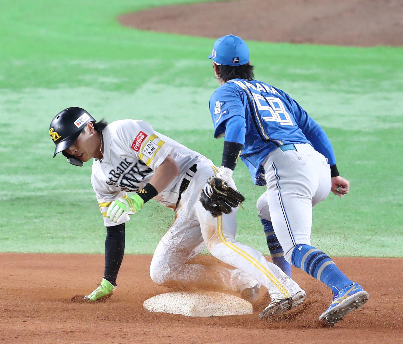 ソフトバンク対日本ハム　1回裏ソフトバンク無死一塁、周東は打者・野村のときに二盗成功（撮影・梅根麻紀）