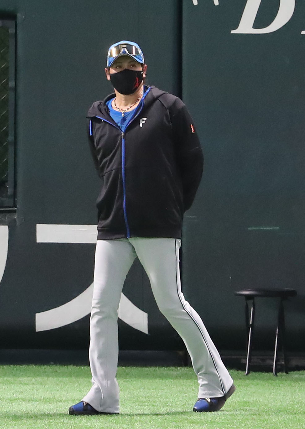 ソフトバンク対日本ハム　審判に選手交代を告げるためベンチから出る新庄監督（撮影・梅根麻紀）