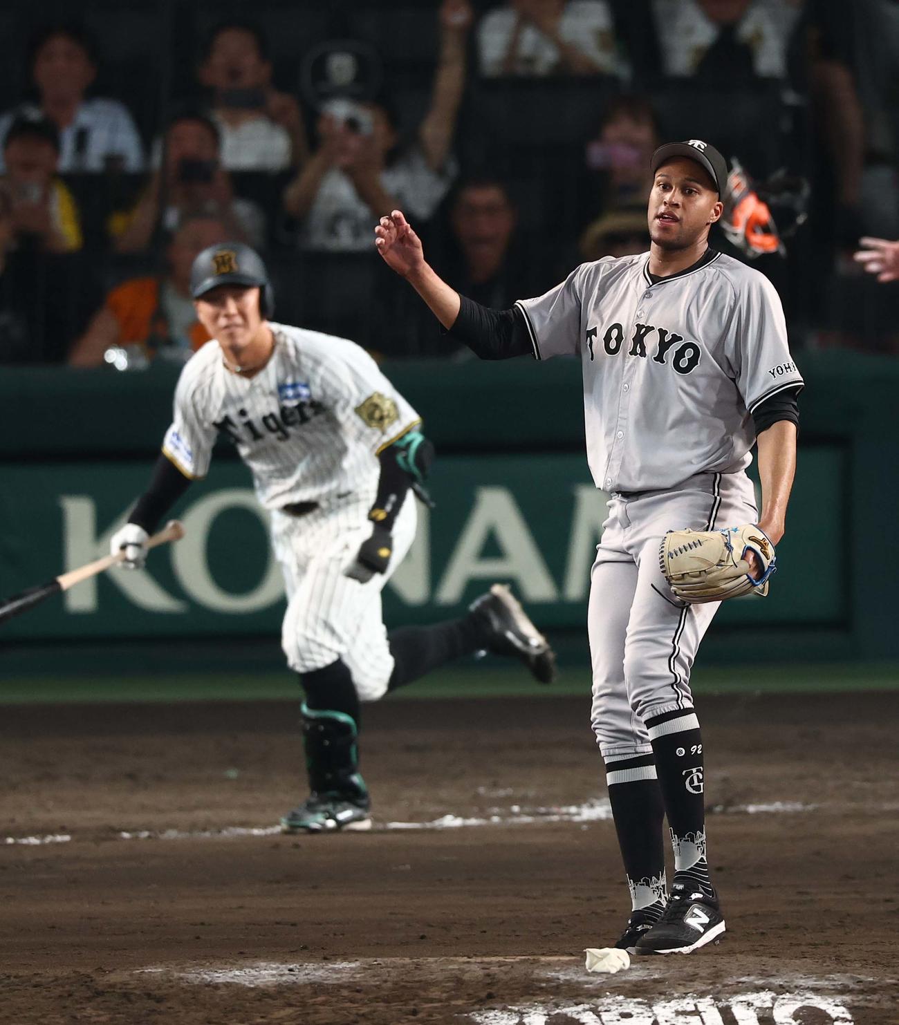 阪神対巨人　9回裏阪神無死満塁、マルティネスは豊田にサヨナラ犠飛を浴びる（撮影・上田博志）