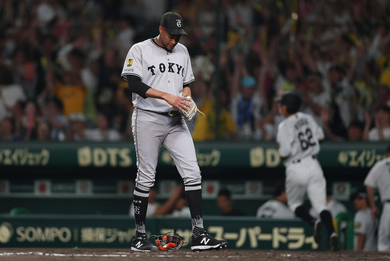 阪神対巨人　9回裏、阪神にサヨナラ負けを喫し、悔しそうに引き揚げる巨人マルティネス（撮影・前田充）