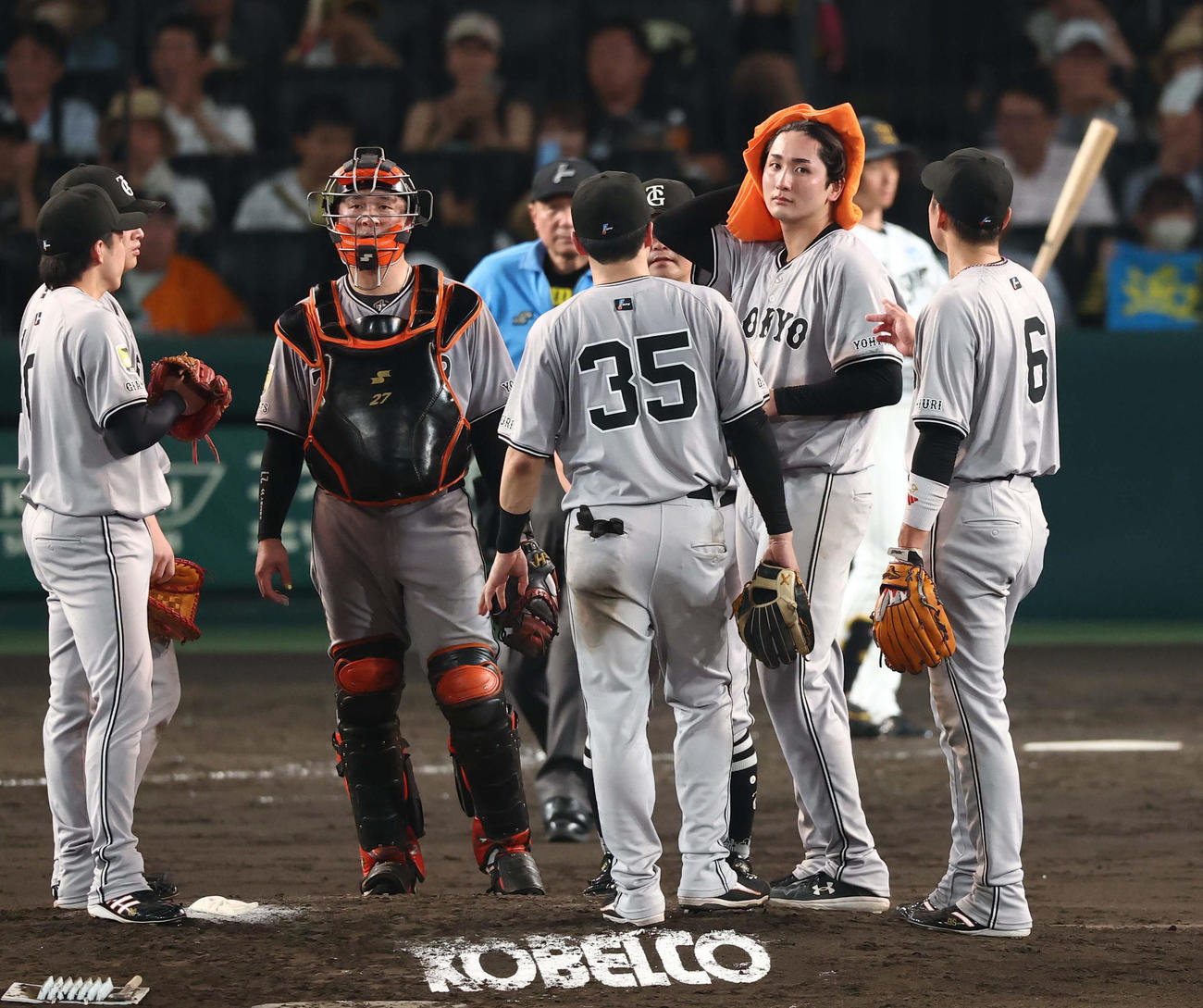 阪神対巨人　5回、同点に追いつかれた横川（右から2人目）はマウンドで汗をぬぐう（撮影・上田博志）