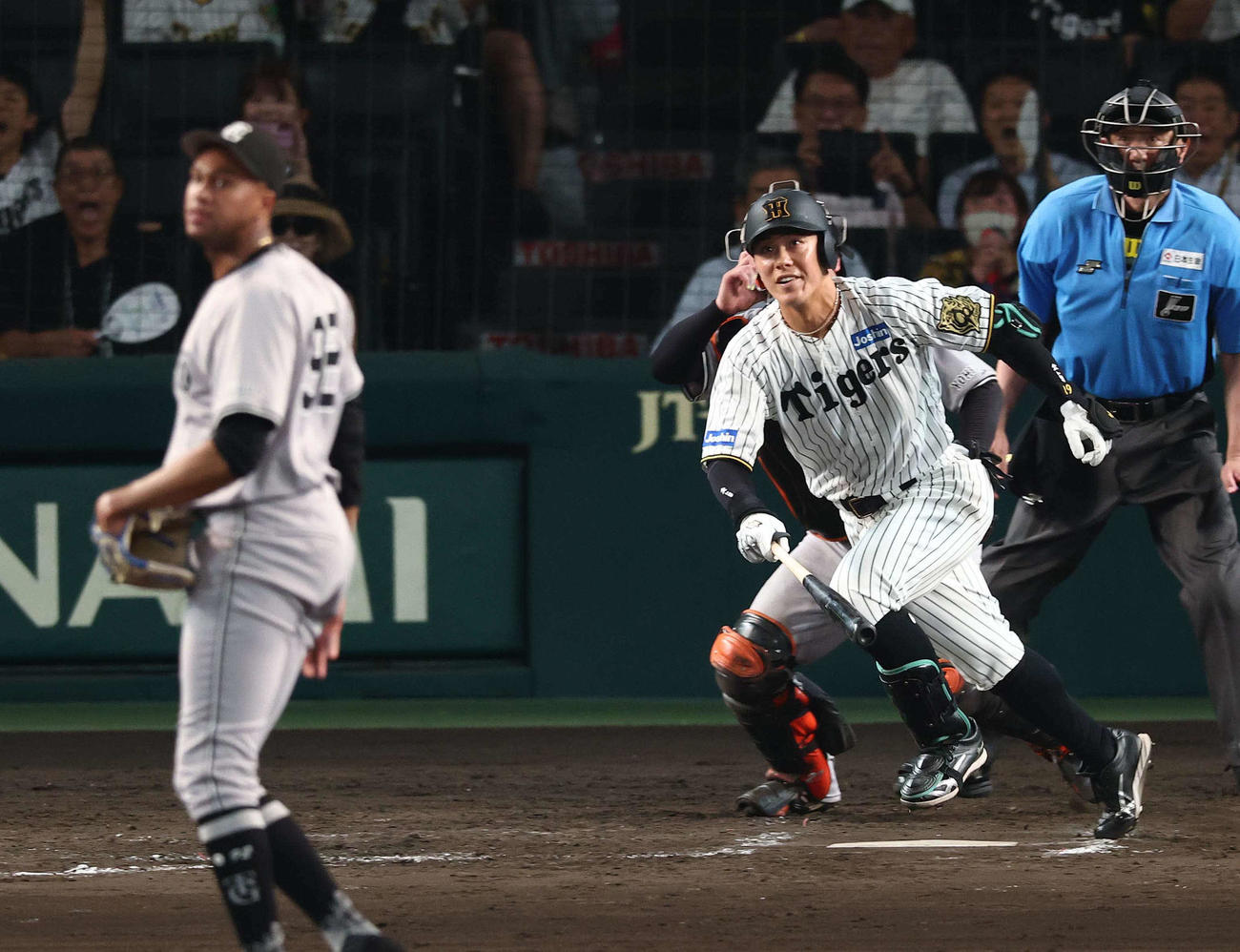 阪神対巨人　9回裏阪神無死満塁、マルティネスからサヨナラ犠飛を放つ豊田（撮影・上田博志）