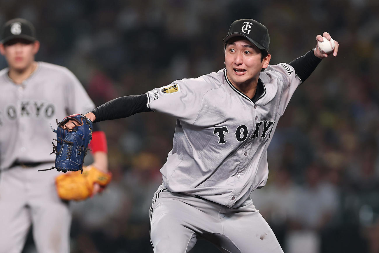 阪神対巨人　5回裏阪神無死二塁、坂本のバントを三塁へ送球する横川（撮影・前田充）