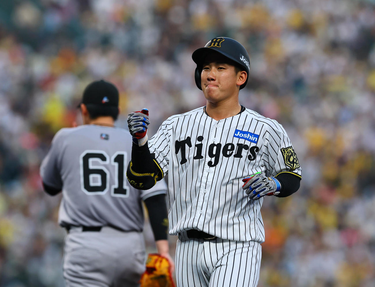 阪神対巨人　3回裏阪神2死、伊原は左前打を放ちグータッチを交わす（撮影・藤尾明華）
