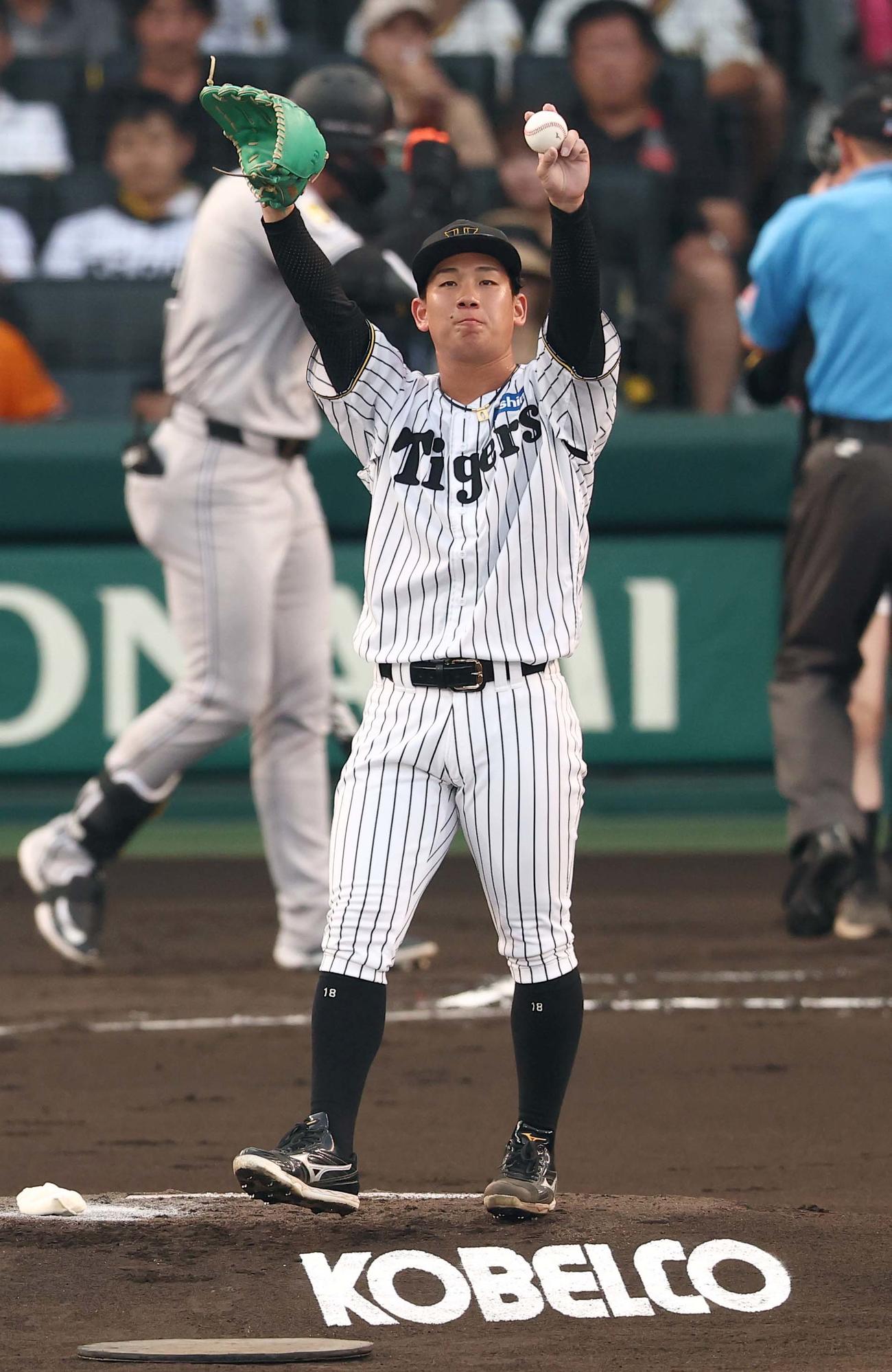 阪神対巨人　1回表巨人1死一、二塁、増田陸の2点適時二塁打で先制点を許した伊原（撮影・上田博志）