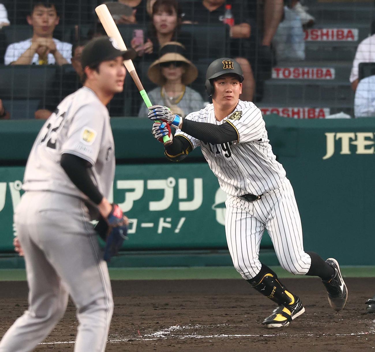 阪神対巨人　3回裏阪神2死、伊原は左前打を放つ（撮影・上田博志）