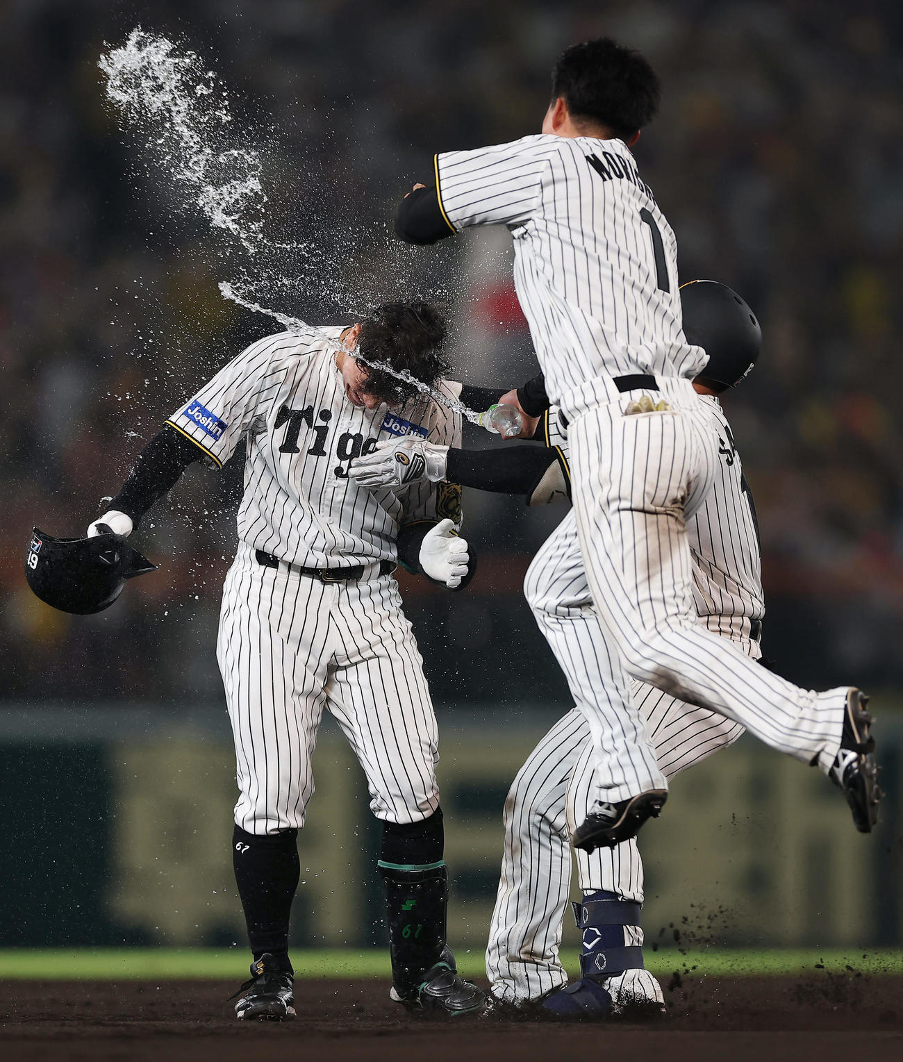 阪神対巨人　9回裏阪神無死満塁、サヨナラ犠飛を放ち祝福される豊田（左）（撮影・前田充）