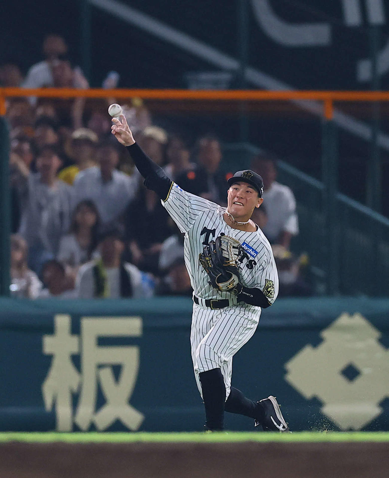阪神対巨人　5回表巨人1死一、二塁、坂本の左前打で二走泉口友汰をホームで刺す豊田（撮影・藤尾明華）