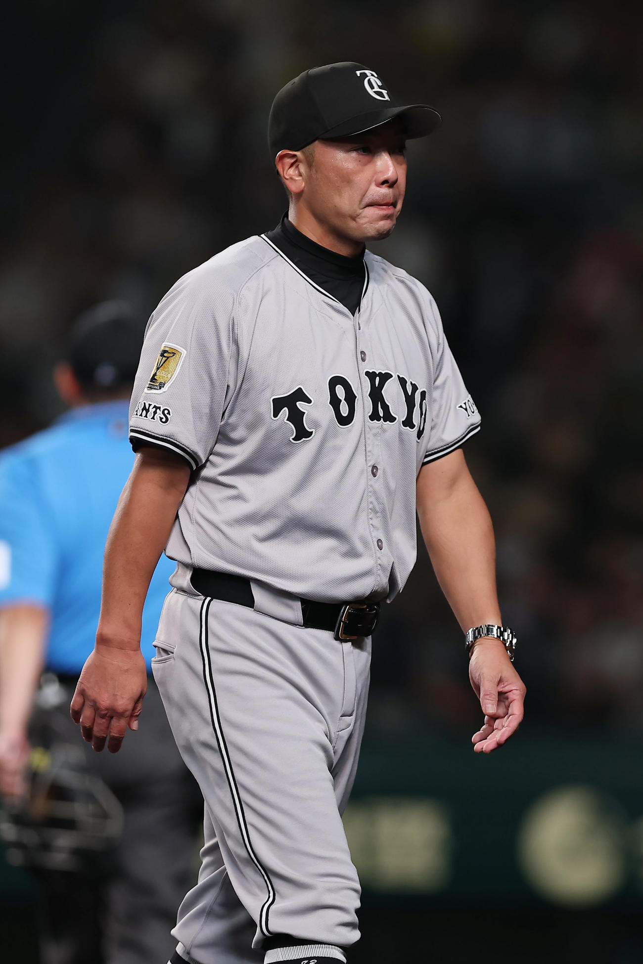 阪神対巨人　5回裏、選手交代を告げた巨人阿部監督（撮影・前田充）