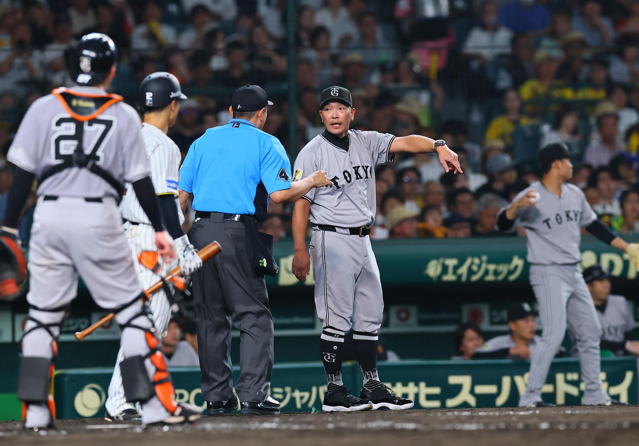 阪神対巨人　5回途中、野手の交代を告げる巨人阿部監督（撮影・藤尾明華）