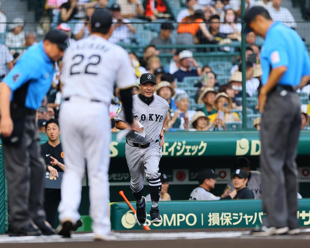 阪神対巨人　駆け足でメンバー表交換に向かう巨人阿部監督（撮影・藤尾明華）