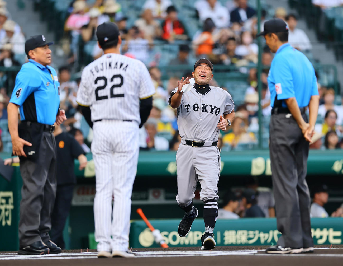 阪神対巨人　駆け足でメンバー表交換に向かう巨人阿部監督（撮影・藤尾明華）