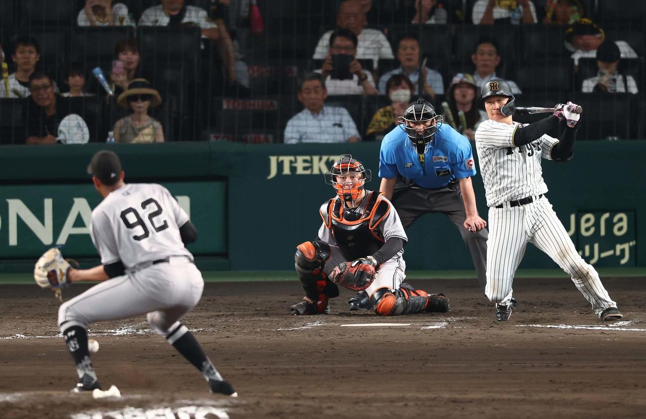 阪神対巨人　9回裏阪神無死一、二塁、大山は投手直撃の内野安打を放つ（撮影・上田博志）