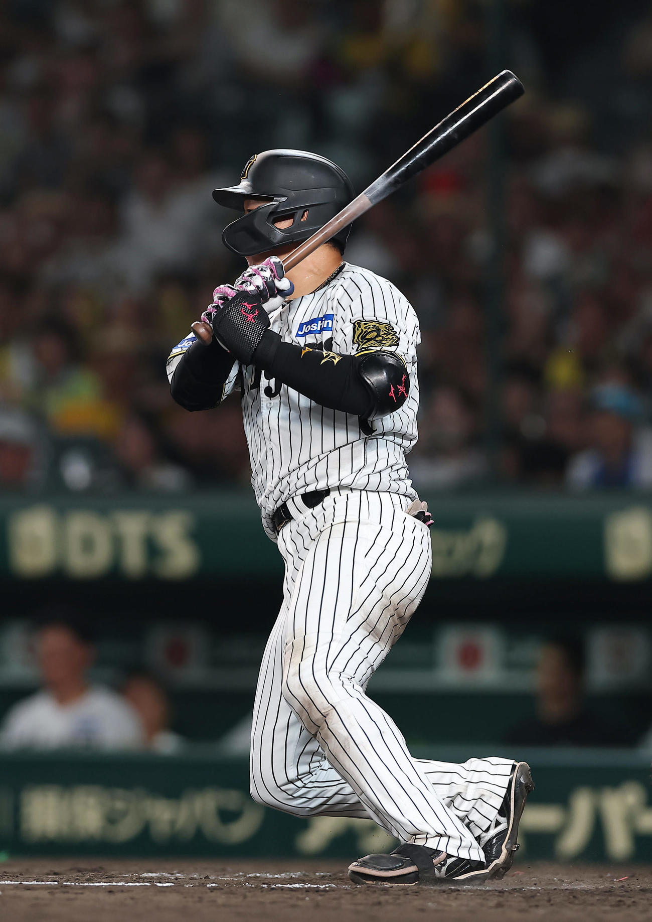 阪神対巨人　9回裏阪神無死一、二塁、投手強襲の内野安打を放つ大山（撮影・前田充）