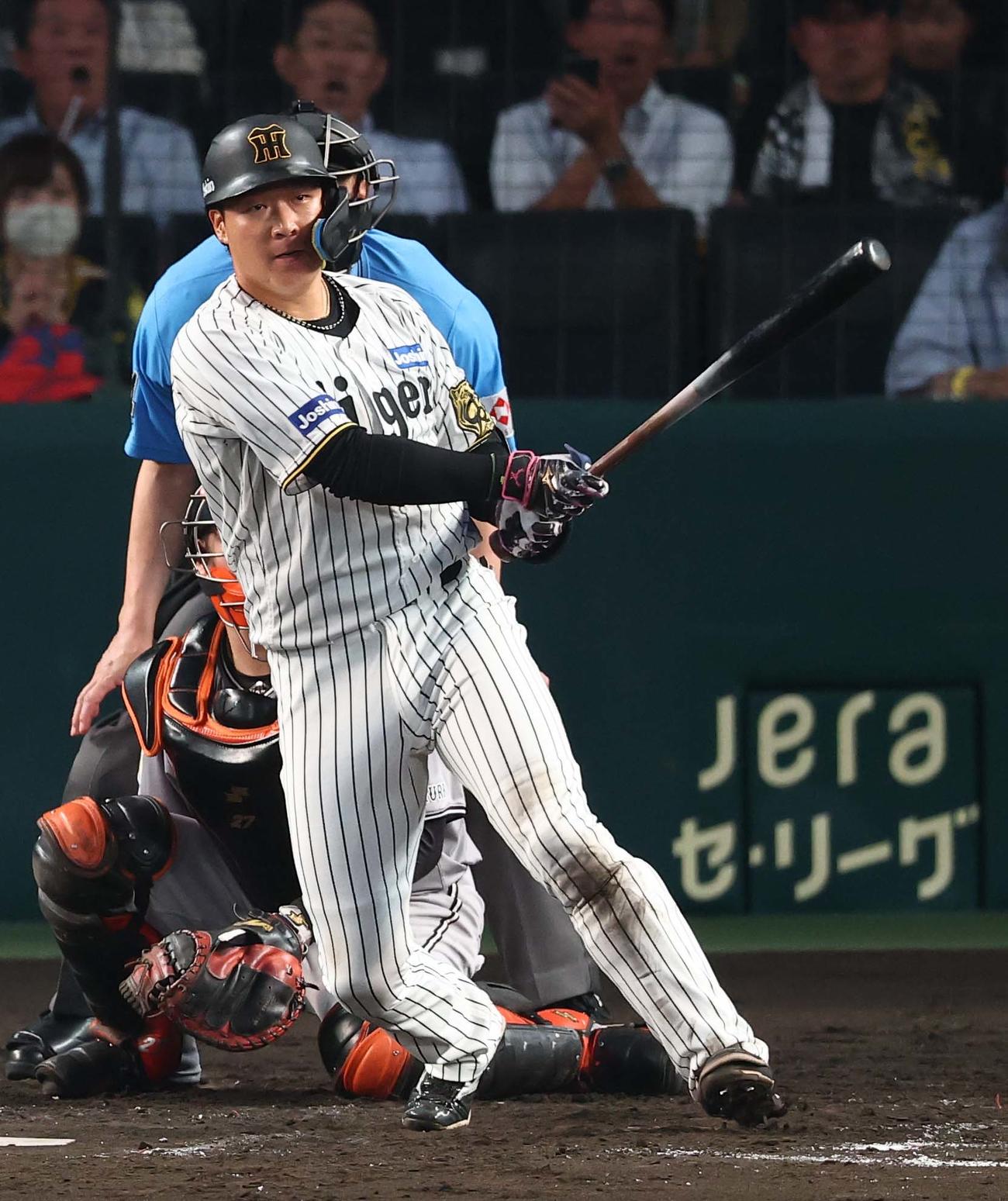 阪神対巨人　4回裏阪神1死一、三塁、大山は左前適時打を放つ（撮影・上田博志）