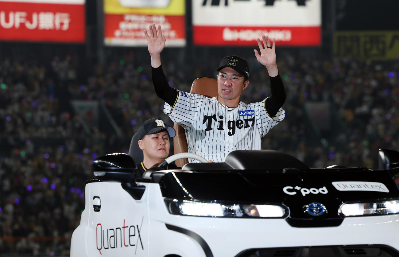 阪神対巨人　巨人にサヨナラ勝利し、ファンに手を振る阪神石井（撮影・前田充）