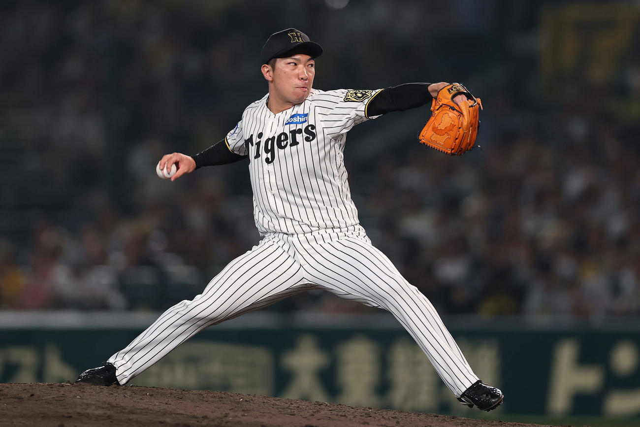 阪神対巨人　阪神5番手の石井（撮影・前田充）