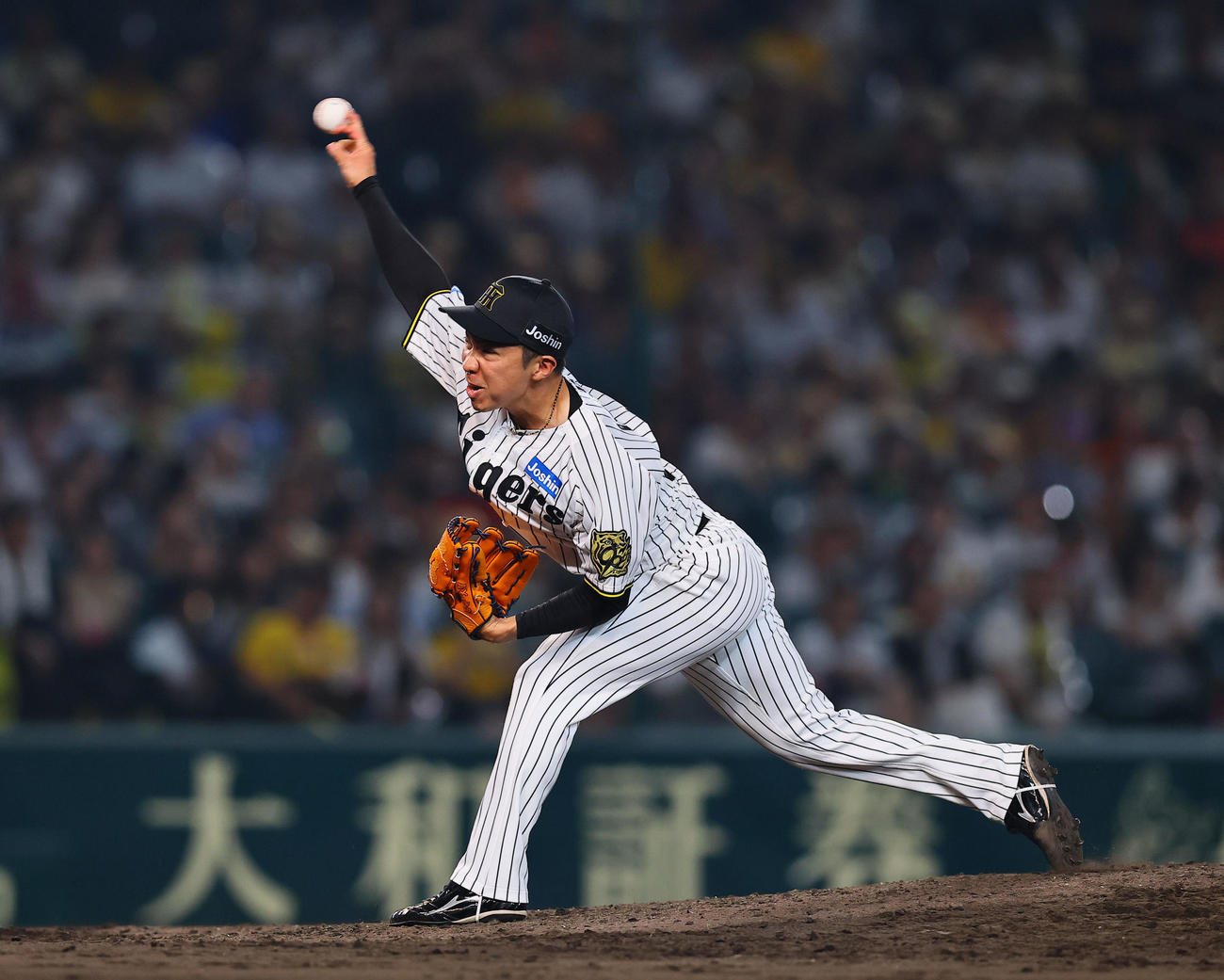 阪神対巨人　9回、5番手で登板した阪神石井（撮影・藤尾明華）