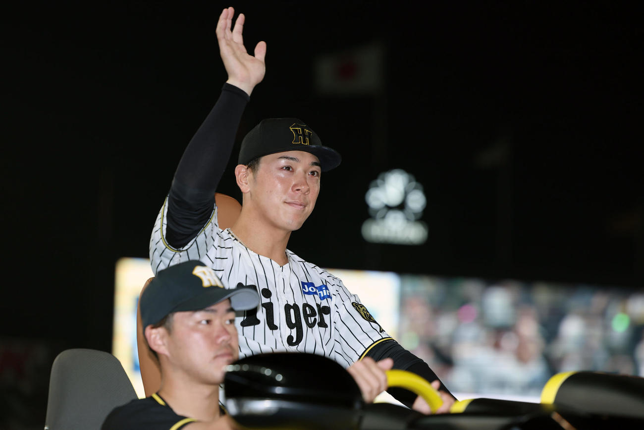 阪神対巨人　巨人にサヨナラ勝利し、ファンに手を振る阪神豊田（撮影・前田充）