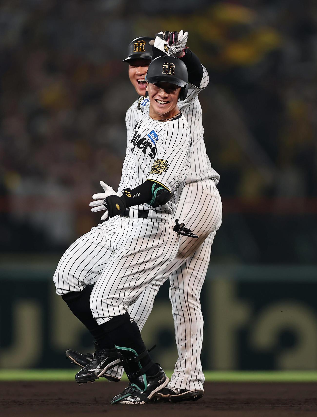 阪神対巨人　9回裏阪神無死満塁、サヨナラ犠飛を放ち喜ぶ豊田（手前）と大山（撮影・前田充）