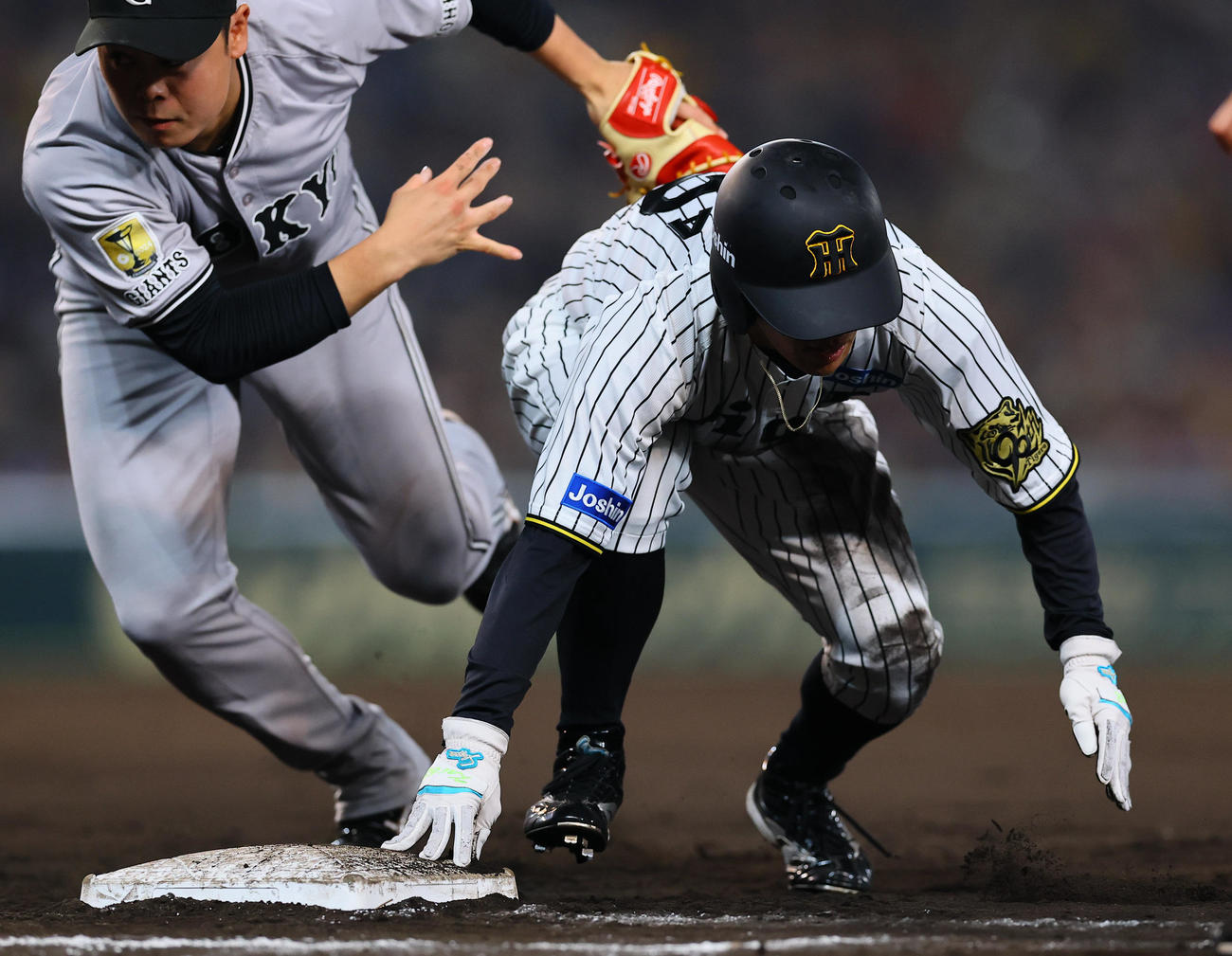 阪神対巨人　9回裏阪神無死一塁、一塁けん制が逸れ、二塁へ二塁へ進む植田。野手中山（撮影・藤尾明華）