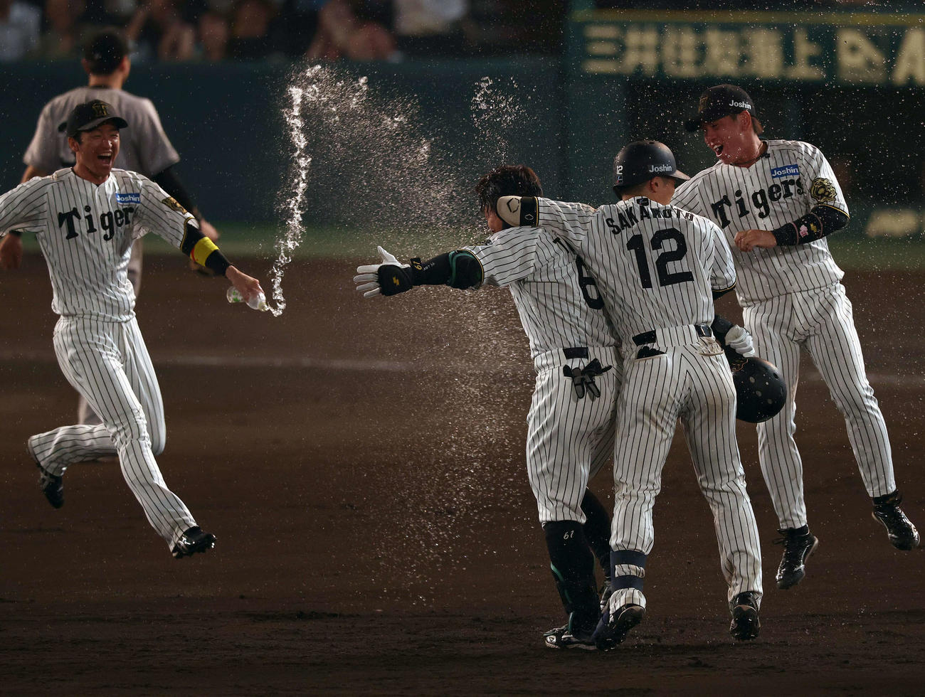 阪神対巨人　9回裏阪神無死満塁、サヨナラ犠飛を放った豊田（右から3人目）はウオーターシャワーを浴びる（撮影・上田博志）