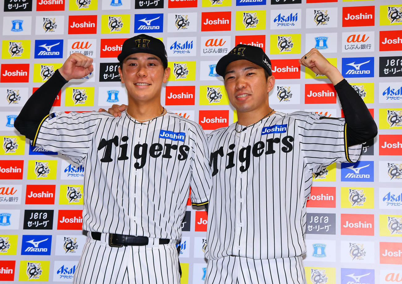 阪神対巨人　お立ち台で笑顔を見せる阪神豊田（左）と石井（撮影・藤尾明華）