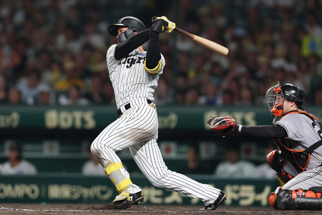 阪神対巨人　9回裏阪神無死、中前打を放つ森下（撮影・前田充）