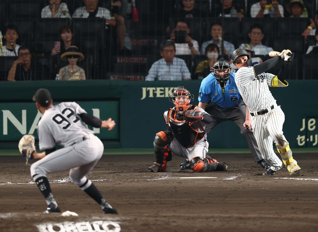 阪神対巨人　9回裏阪神無死、森下は中前打を放つ（撮影・上田博志）