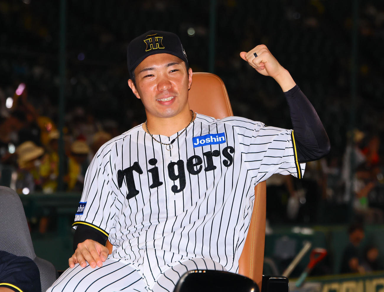 阪神対巨人　ヒーローインタビューを終え、ポーズをとる阪神石井（撮影・藤尾明華）
