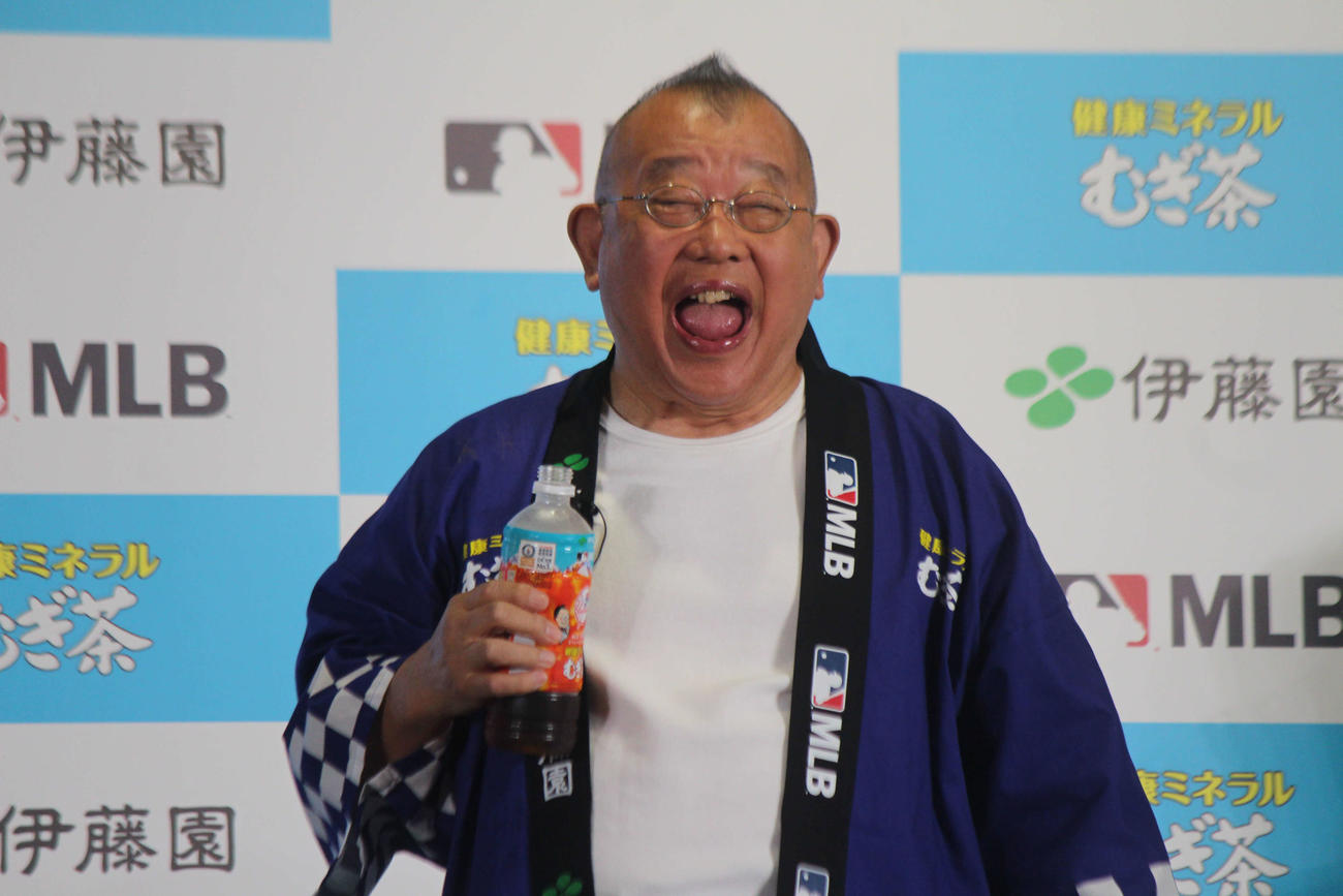 「おいしい飲み顔ダービー」でMVPに輝いた笑福亭鶴瓶