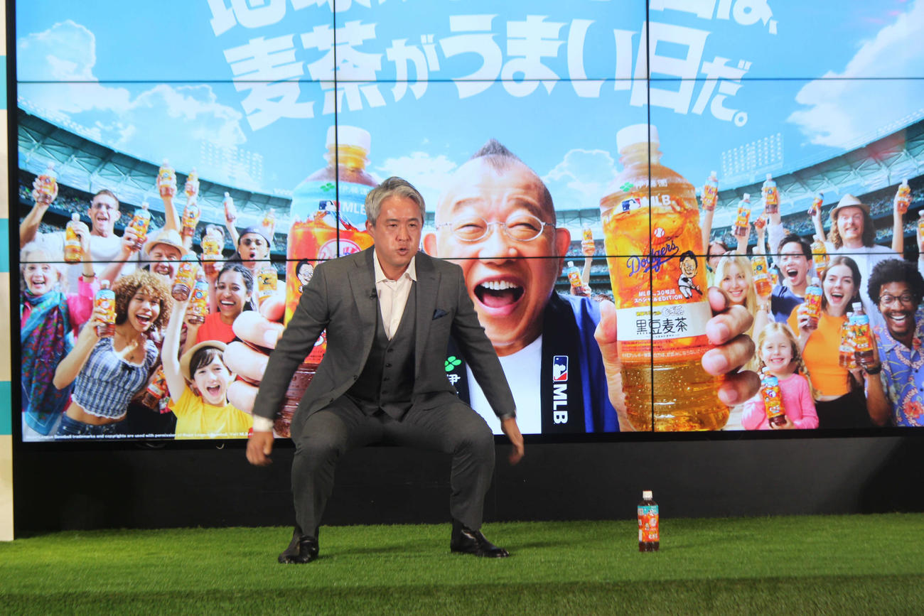 「おいしい飲み顔ダービー」でむぎ茶を飲む前にスクワットする五十嵐さん