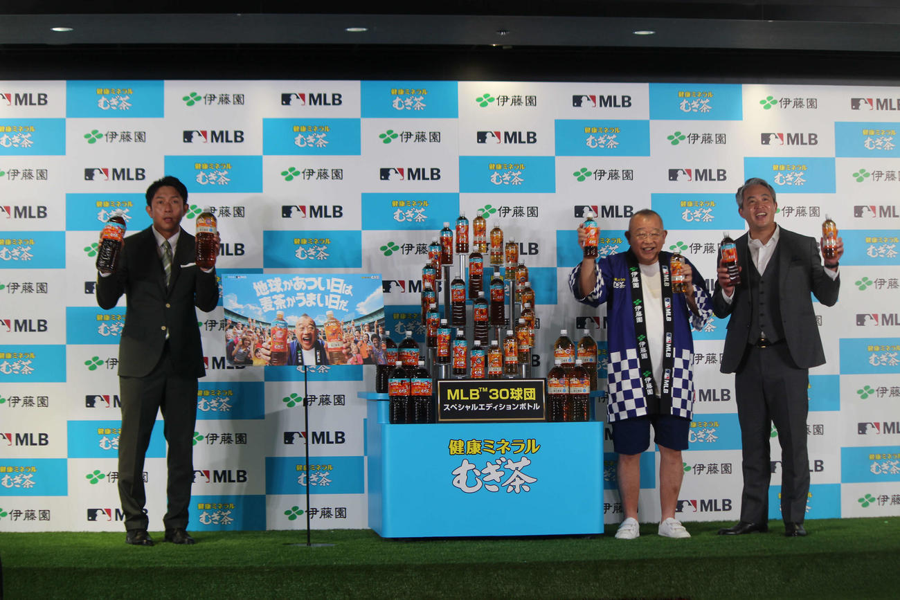 米大リーグとのコラボ商品をPRする川崎、笑福亭鶴瓶、五十嵐さん（左から）