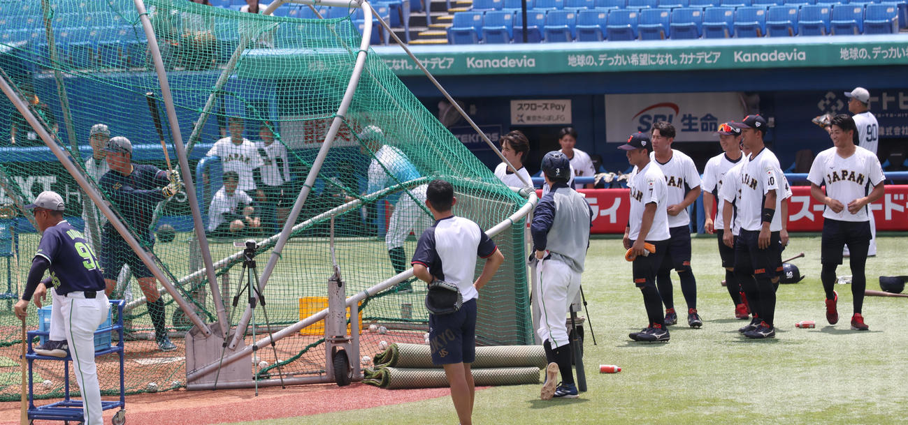 大学代表対ヤクルト2軍の試合前に、フリー打撃するヤクルト村上宗隆（左端）を見つめる侍ジャパン大学代表（撮影・柴田隆二）