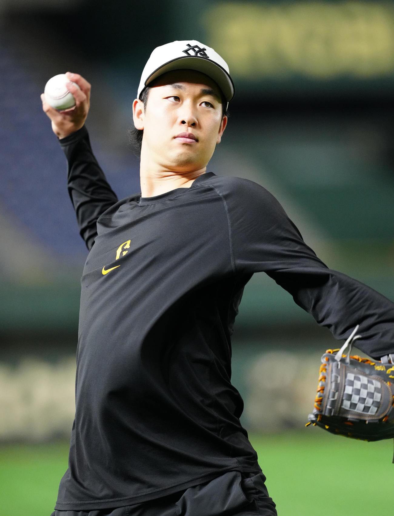 試合前練習に臨む巨人山崎伊織（2025年6月撮影）