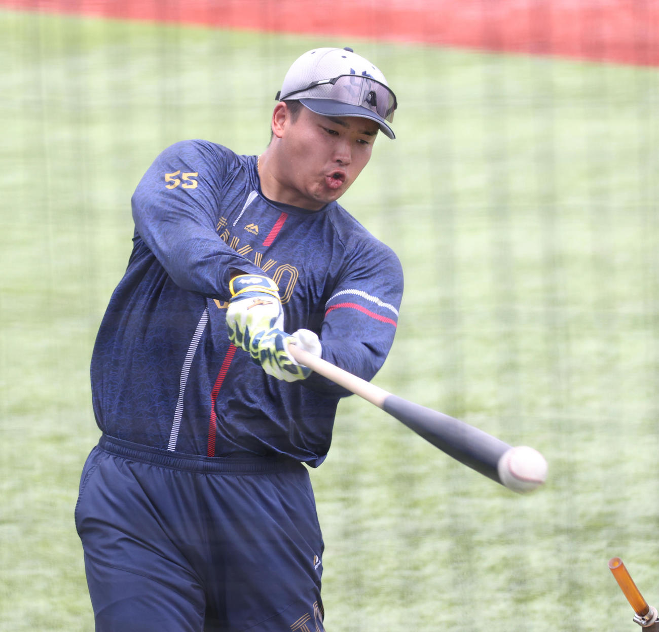 大学代表対ヤクルト2軍の試合前に、ティー打撃するヤクルト村上（撮影・柴田隆二）