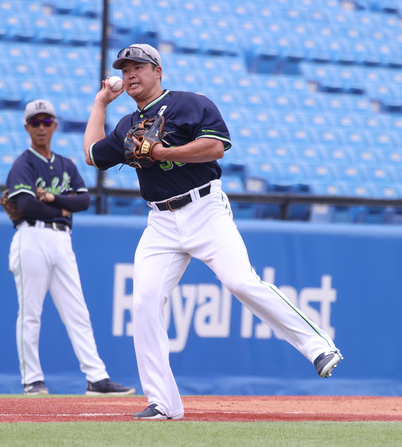 大学代表対ヤクルト2軍の試合前に、守備練習するヤクルト村上（撮影・柴田隆二）