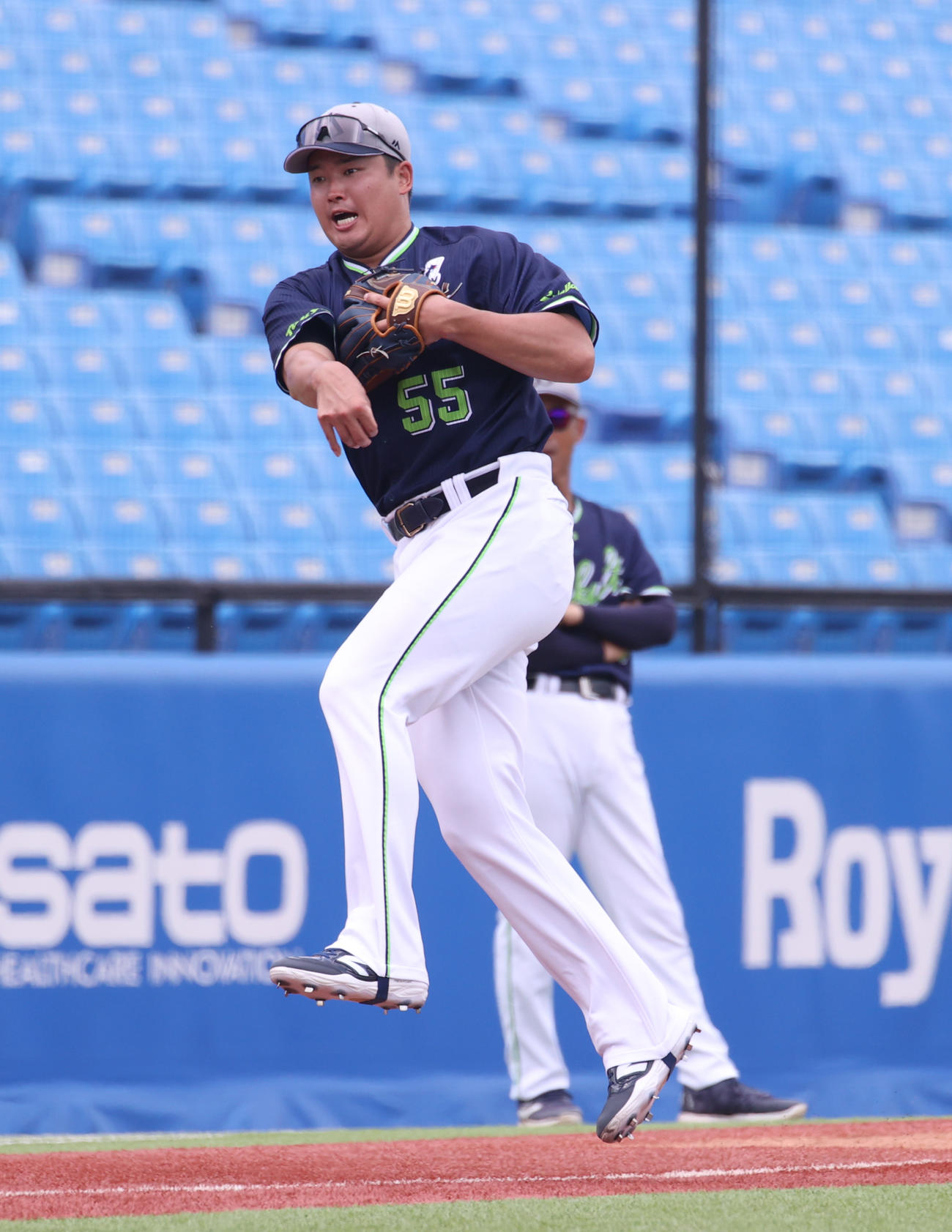 大学代表対ヤクルト2軍の試合前に、守備練習するヤクルト村上（撮影・柴田隆二）