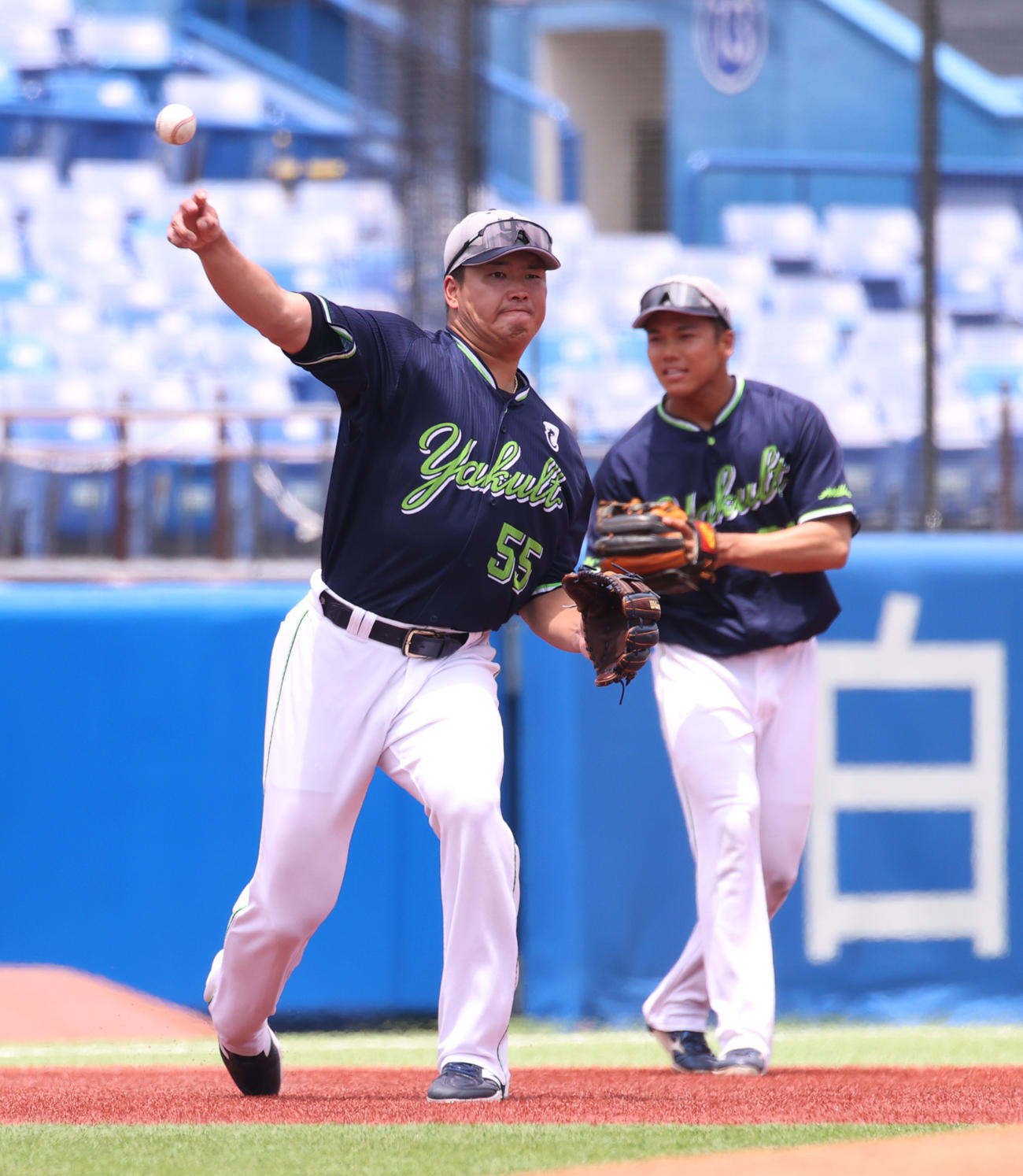 大学代表対ヤクルト2軍の試合前に、守備練習するヤクルト村上。右は橋本星哉（撮影・柴田隆二）