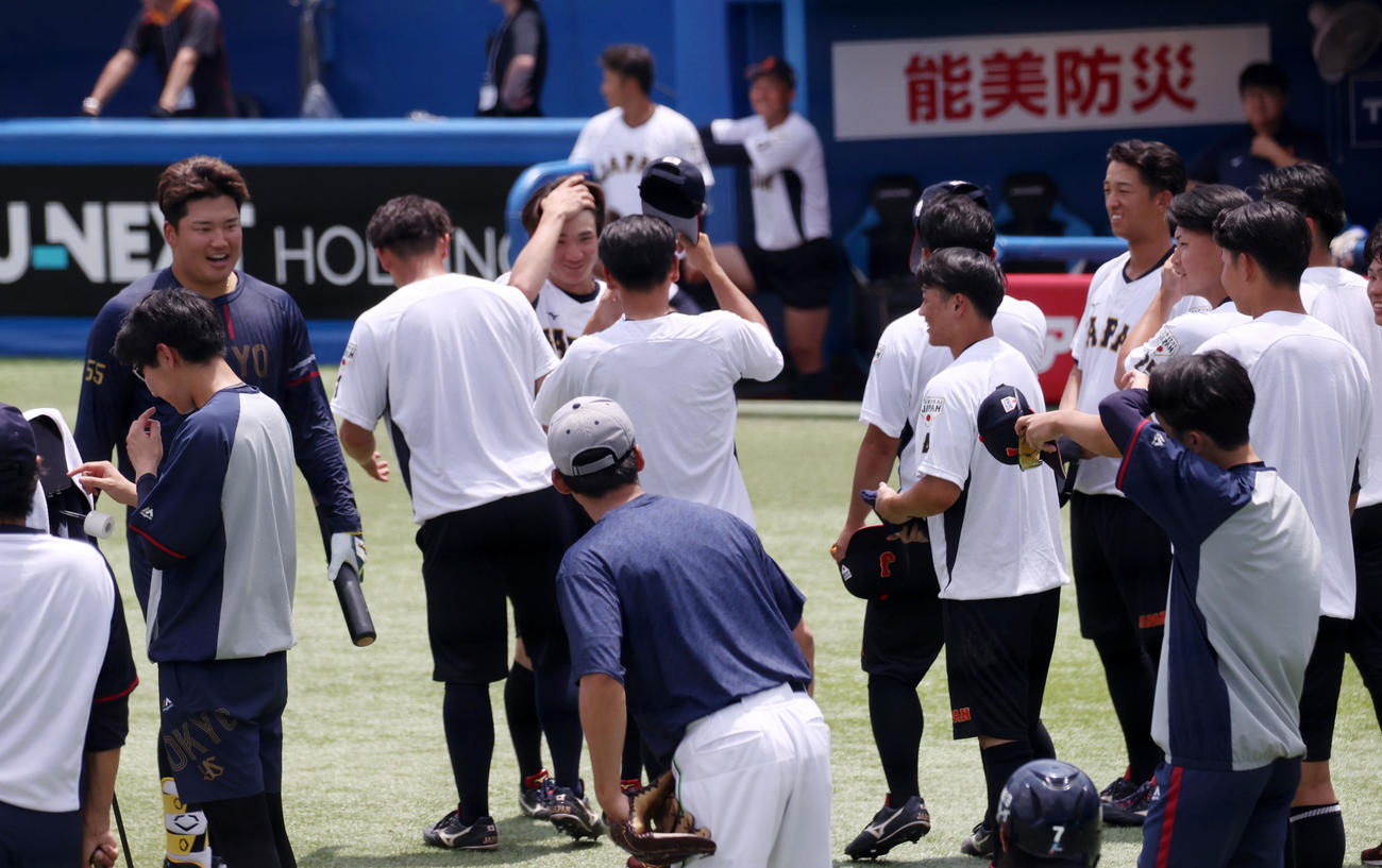 大学代表対ヤクルト2軍の試合前に、フリー打撃の後、ヤクルト村上宗隆（左端）を見つめる侍ジャパン大学代表（撮影・柴田隆二）