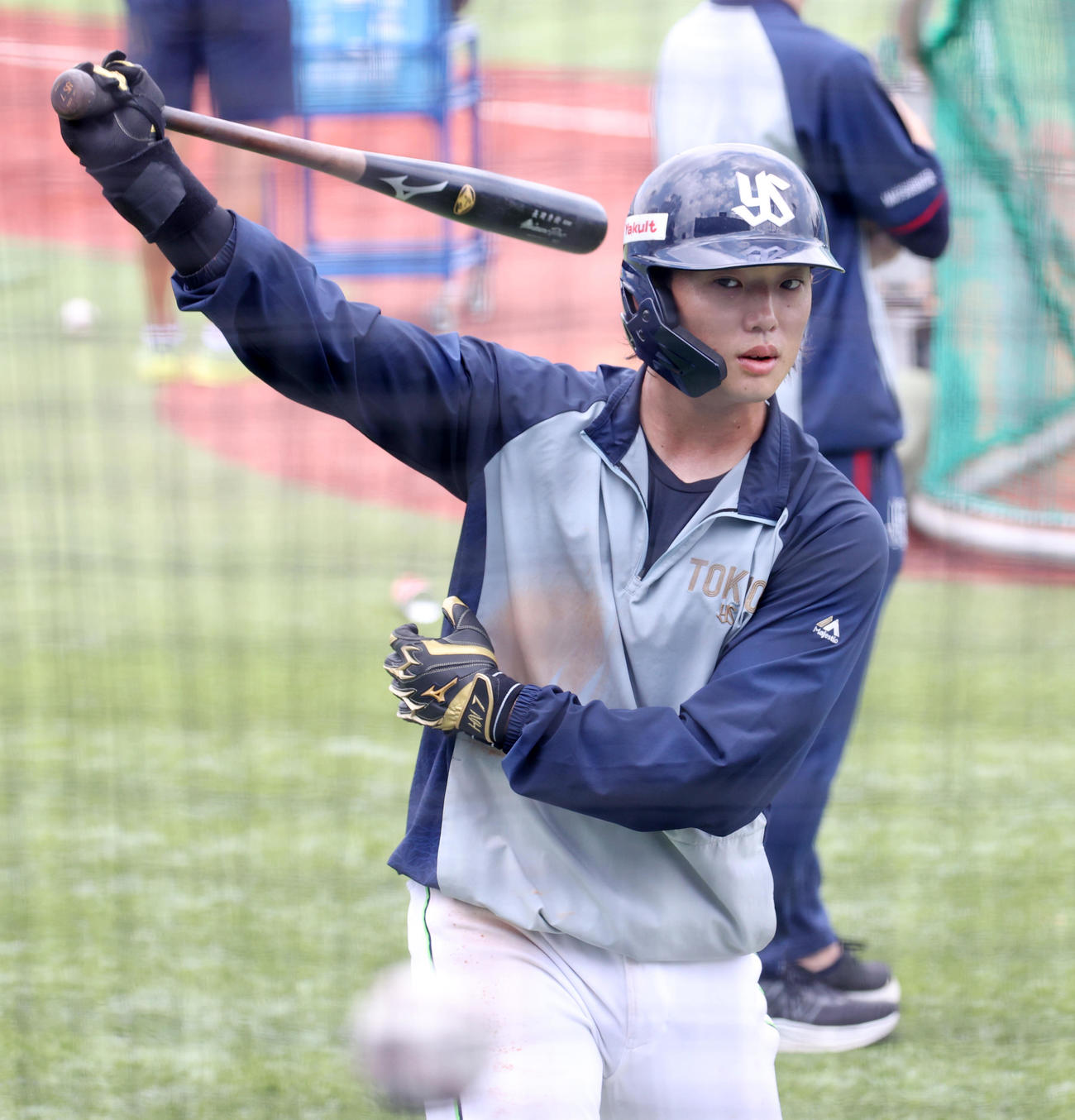 大学代表対ヤクルト2軍の試合前に、ティー打撃するヤクルト長岡（撮影・柴田隆二）