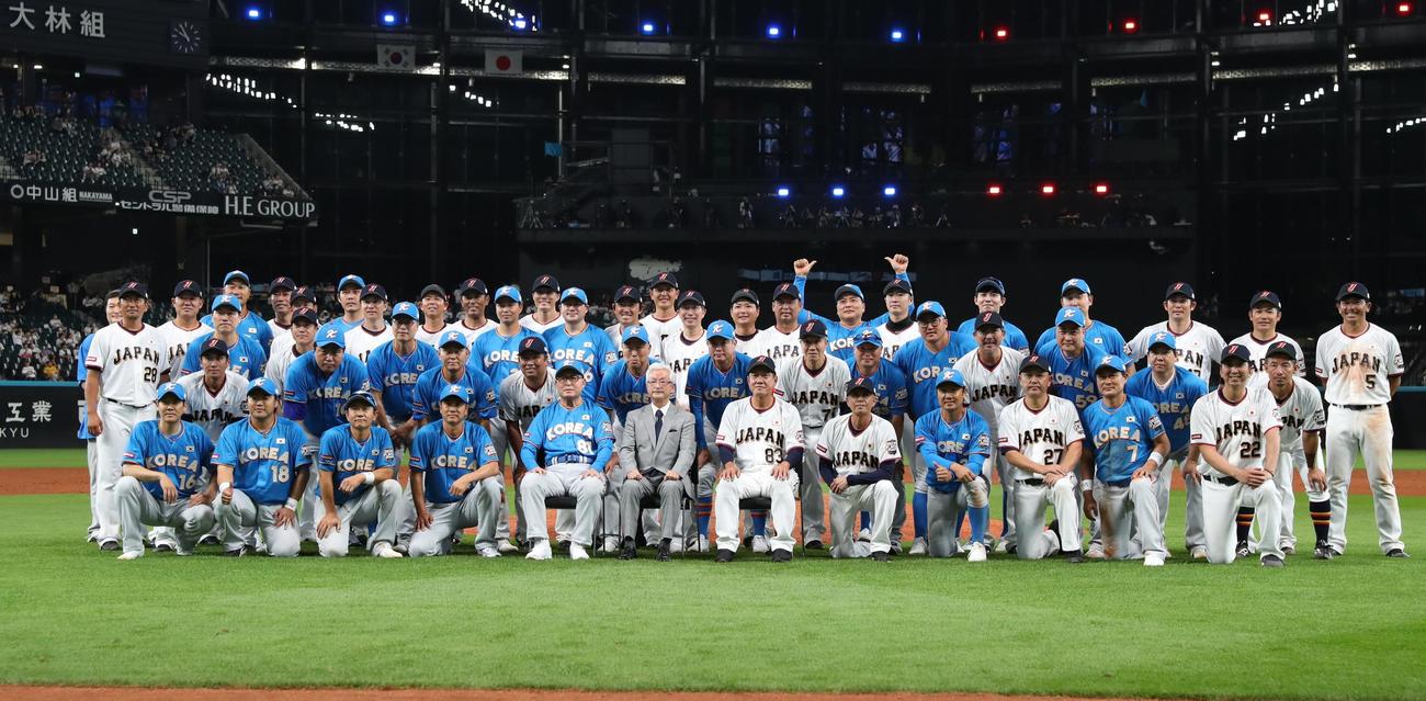 日韓ドリームプレーヤーズゲームの試合後、記念撮影する日韓両チーム（2024年7月22日撮影）