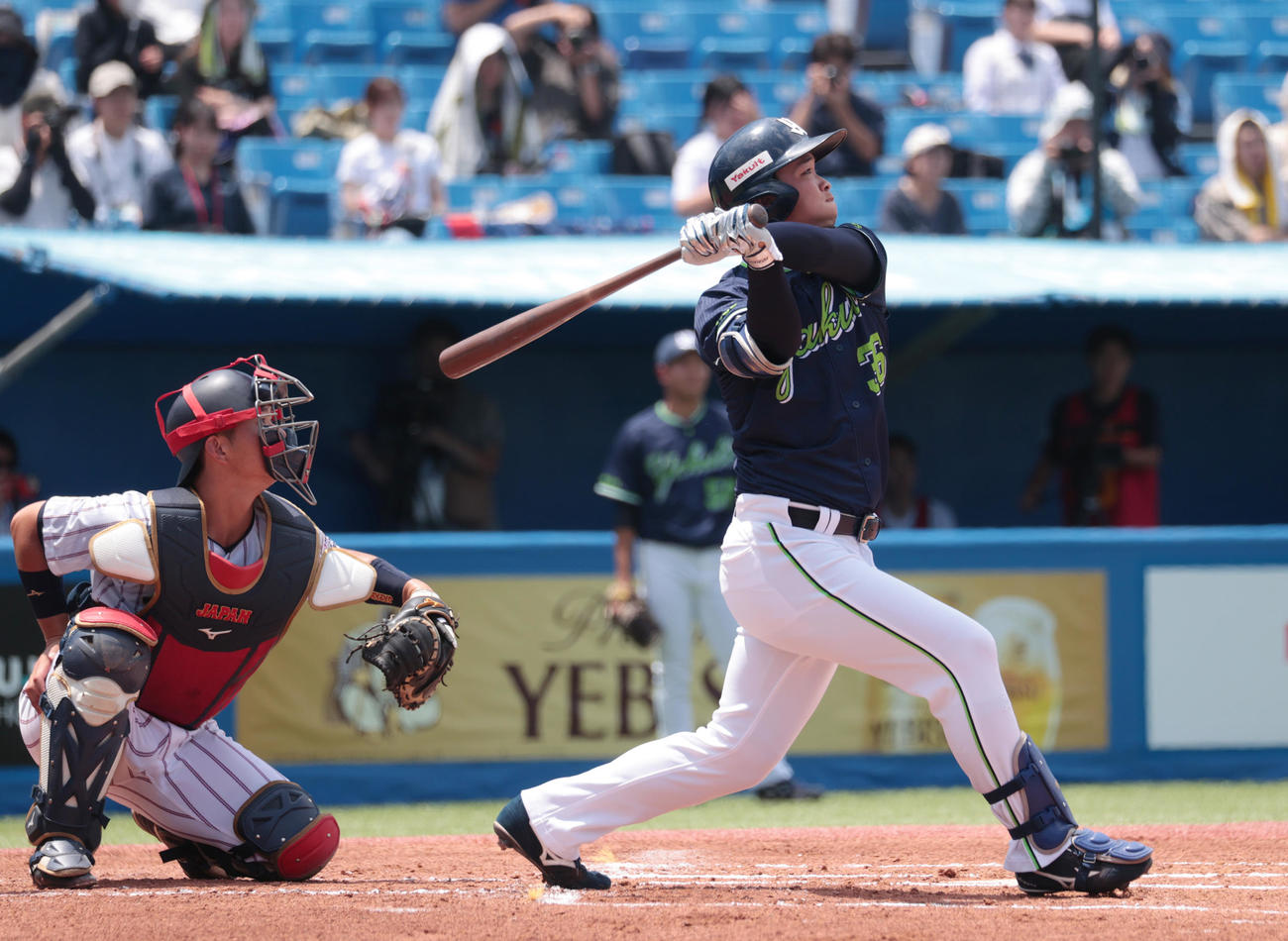ヤクルト2軍対大学代表　1回表ヤクルト2死一、三塁、西村はバックスクリーンに本塁打を放つ（撮影・柴田隆二）