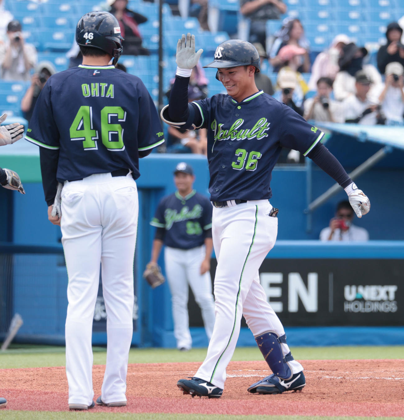 ヤクルト2軍対大学代表　1回表ヤクルト2死一、三塁、西村（右）はバックスクリーンに本塁打を放ち生還する（撮影・柴田隆二）