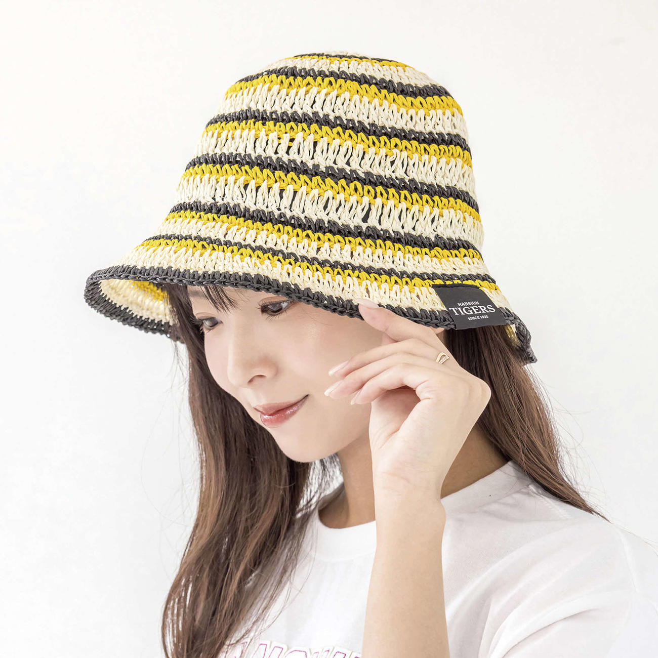 阪神「2025夏の別冊カタログ」の「アパレル＆帽子　SUMMER COLLECTION」のボーダーハット（球団提供）