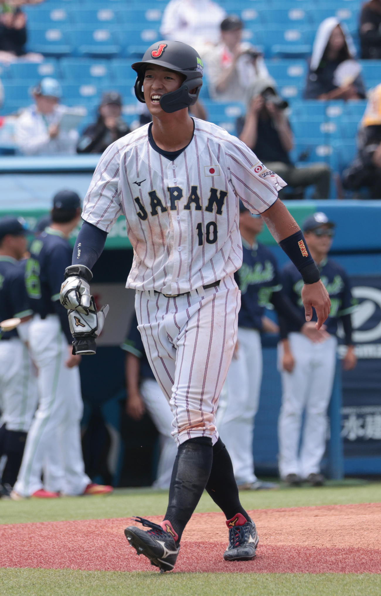 ヤクルト2軍対大学代表　3回裏大学代表2死一塁、明大・榊原の中前安打で一塁走者の法大・松下は本塁死し悔しがる（撮影・柴田隆二）