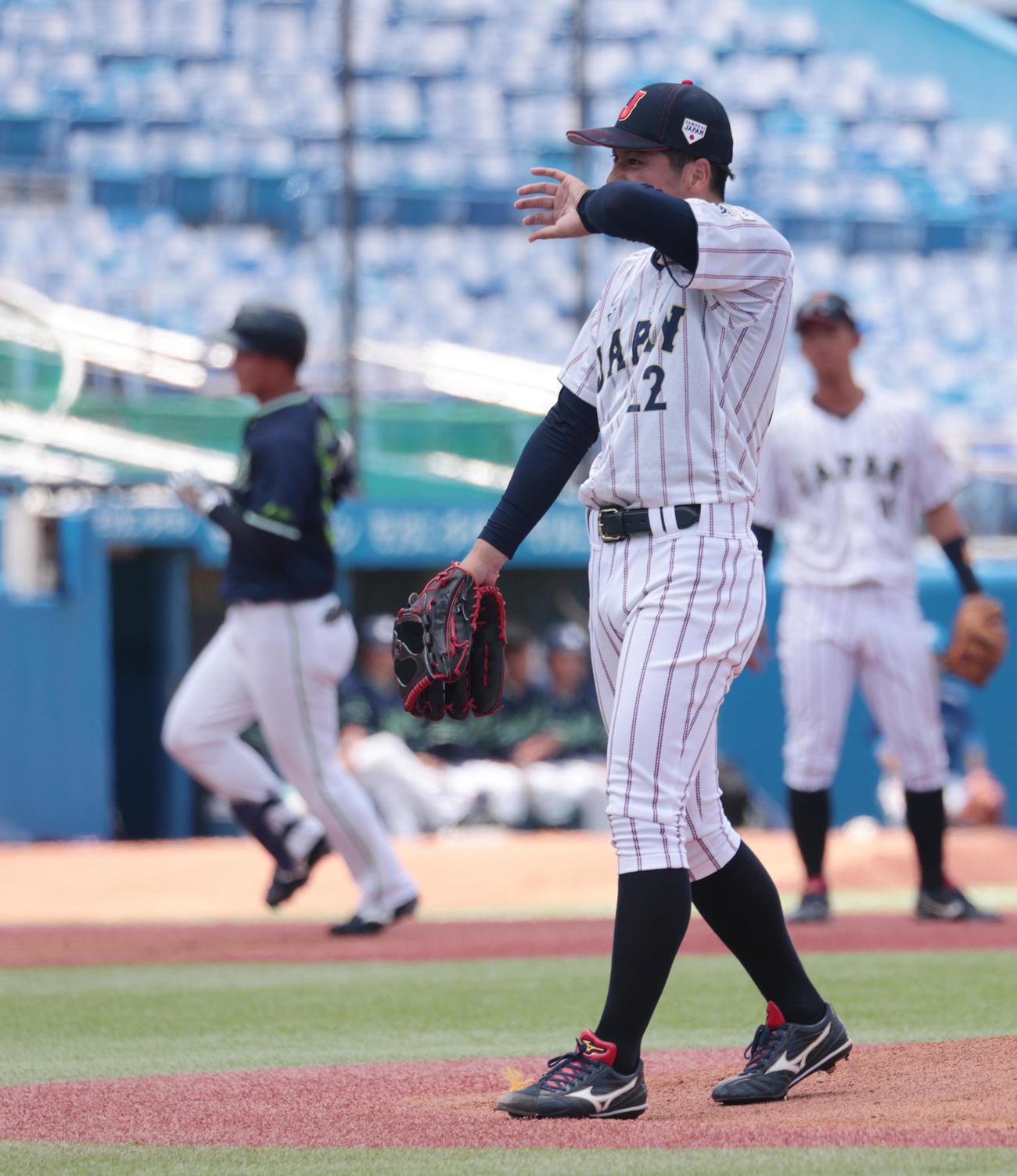 ヤクルト2軍対大学代表　1回表ヤクルト2死一、三塁、西村にバックスクリーンに本塁打を浴びた立命大・有馬（撮影・柴田隆二）