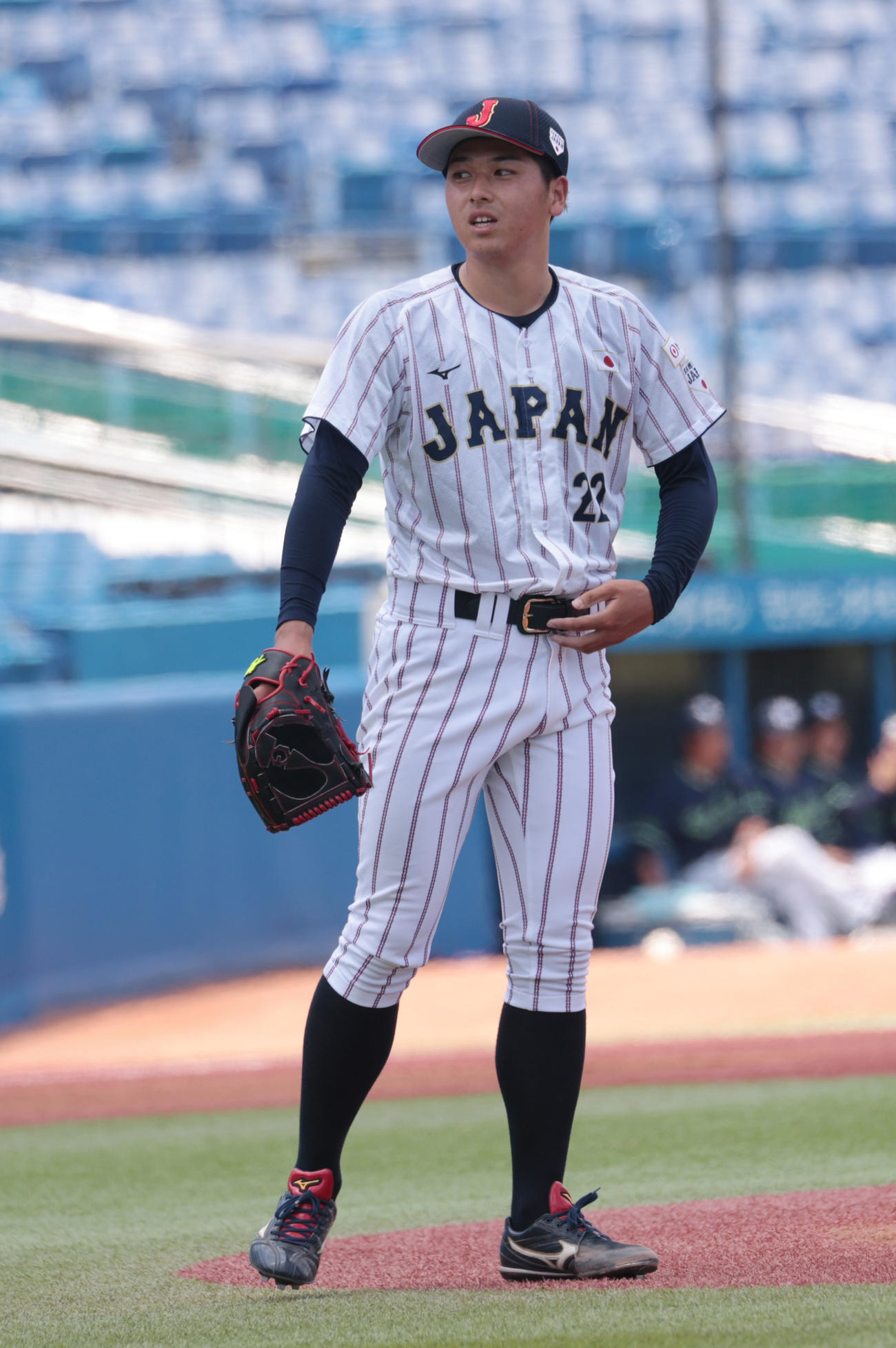 ヤクルト2軍対大学代表　1回表ヤクルト2死一、三塁、西村にバックスクリーンに本塁打を浴びた立命大・有馬（撮影・柴田隆二）