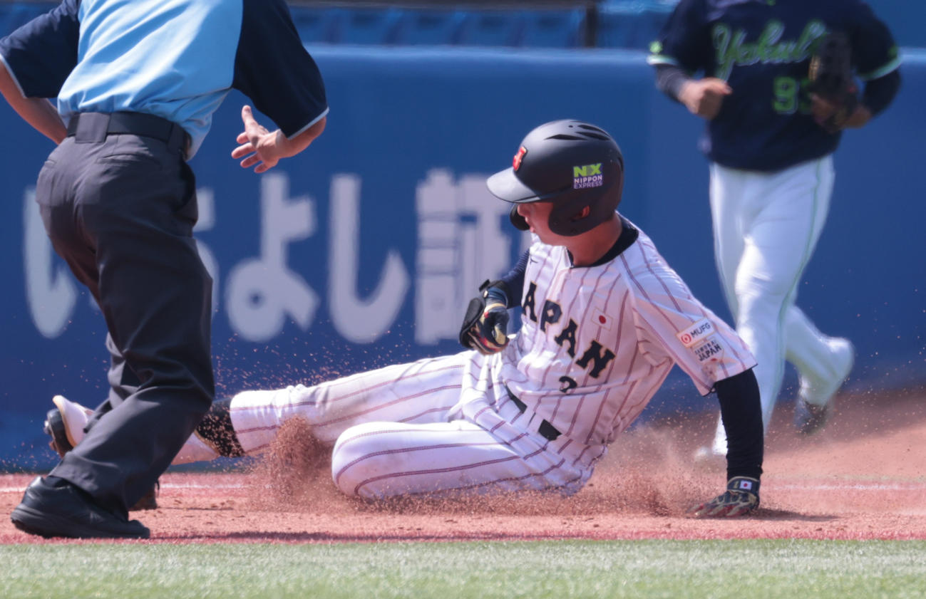 ヤクルト2軍対大学代表　6回裏大学代表2死三塁、明大・小島は右中間に適時三塁打を放つ（撮影・柴田隆二）